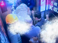 商场电梯超载未及时预警 16人被困40分钟