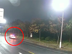 江苏南通深夜男子背巨款 警方一眼识破截回36万元