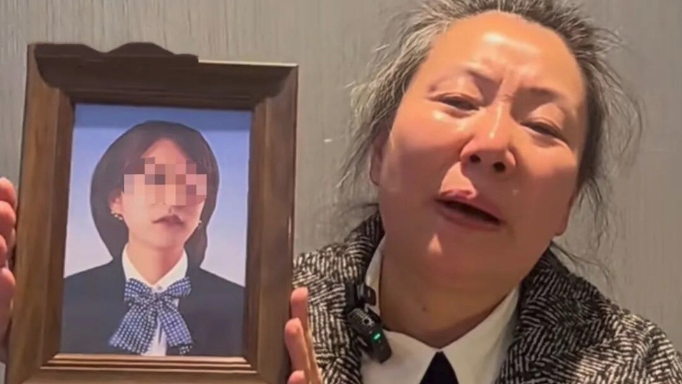 四川成都"27岁女子家门口被害案"一审开庭 被害人母亲以证人身份参与庭审