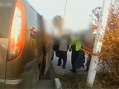 扬州核载6人面包车竟挤进17人 司机被记12分