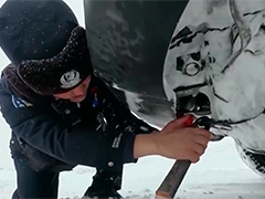 新疆昌吉两名抢修员因积雪被困 民警紧急救援脱险