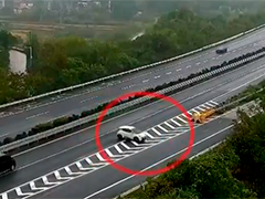 湖南湘潭车辆在高速快车道逆行 多车紧急避让