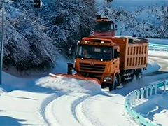 新疆玛纳斯山区新增积雪20厘米 公路部门清雪保畅通