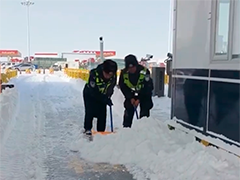新疆哈密降雪致车辆人员滞留 当地启动应急预案