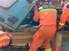 余姚货车与电动三轮相撞 众人合力救援