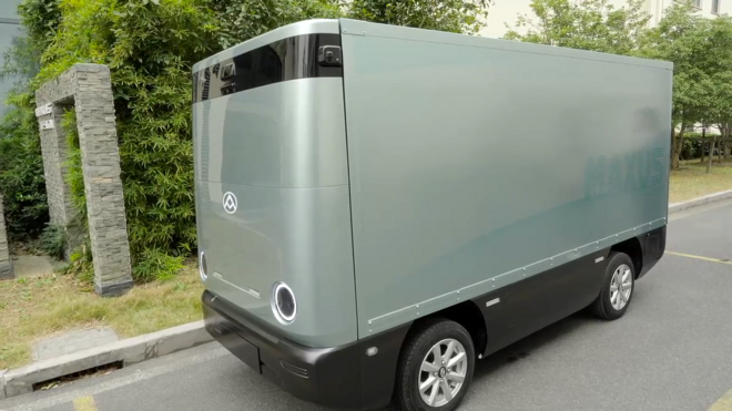 首款无驾驶舱纯电汽车在沪亮相 最快年底投入量产