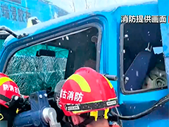 内蒙古赤峰受雨雪天气影响 车辆相撞人员被困