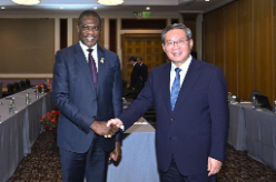 李强会见南非副总统