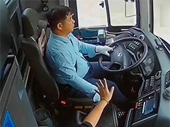 因斗嘴抢夺大巴司机方向盘 冲动乘客被刑罚