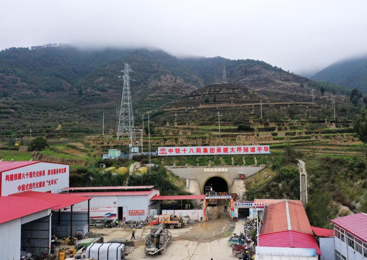 云南渝昆高铁控制性工程大坪隧道贯通
