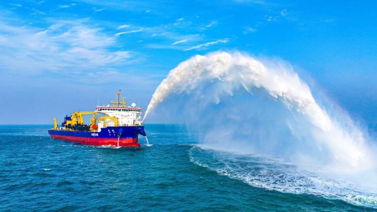 我国自主研制超大型耙吸挖泥船海试成功