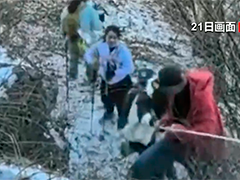 河南信阳驴友爬山迷路 消防连夜救援