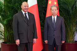 赵乐际会见汤加国王