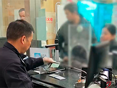 湖北武汉网逃人员处理违章 民警机智周旋