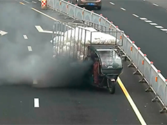 山东淄博三轮车行驶中着火 警民接力扑救