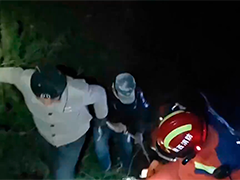 陕西咸阳男子被困山洞24小时 消防紧急营救