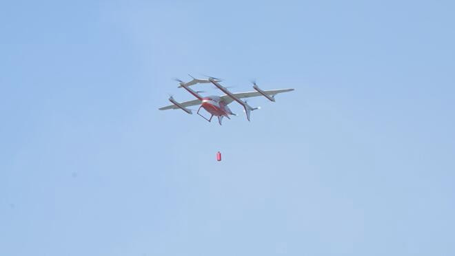 全球唯一 2吨级消防应急eVTOL精准投弹灭火 上海举行"沪应-2025"航空应急救援实战演练