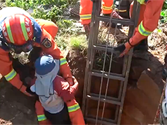 云南昆明5岁男孩掉进枯井 消防员迅速营救