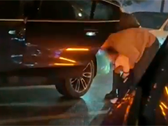 浙江桐乡女童车上吃糖卡喉 公安辅警出手急救