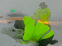 新疆伊吾风吹雪致人员被困 交警及时救援