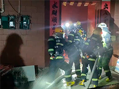 广西玉林民宅突发火灾4人被困 消防紧急救援