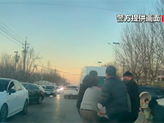 沈阳孕妇当街晕倒 民警展开营救