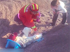 浙江金华女子前往未开发区域滑沙导致骨裂