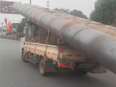 福银高速九江永修段 小货车拉着"巨型钢管"冒险上路