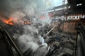 俄称大规模打击乌能源设施 乌称打击俄炼油厂