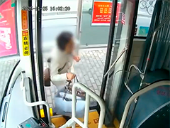 上海嘉定乘客遗失挎包 公交司机“完璧归赵”