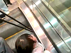 江西吉安 女童乘扶梯左手被卡 消防5分钟成功救援