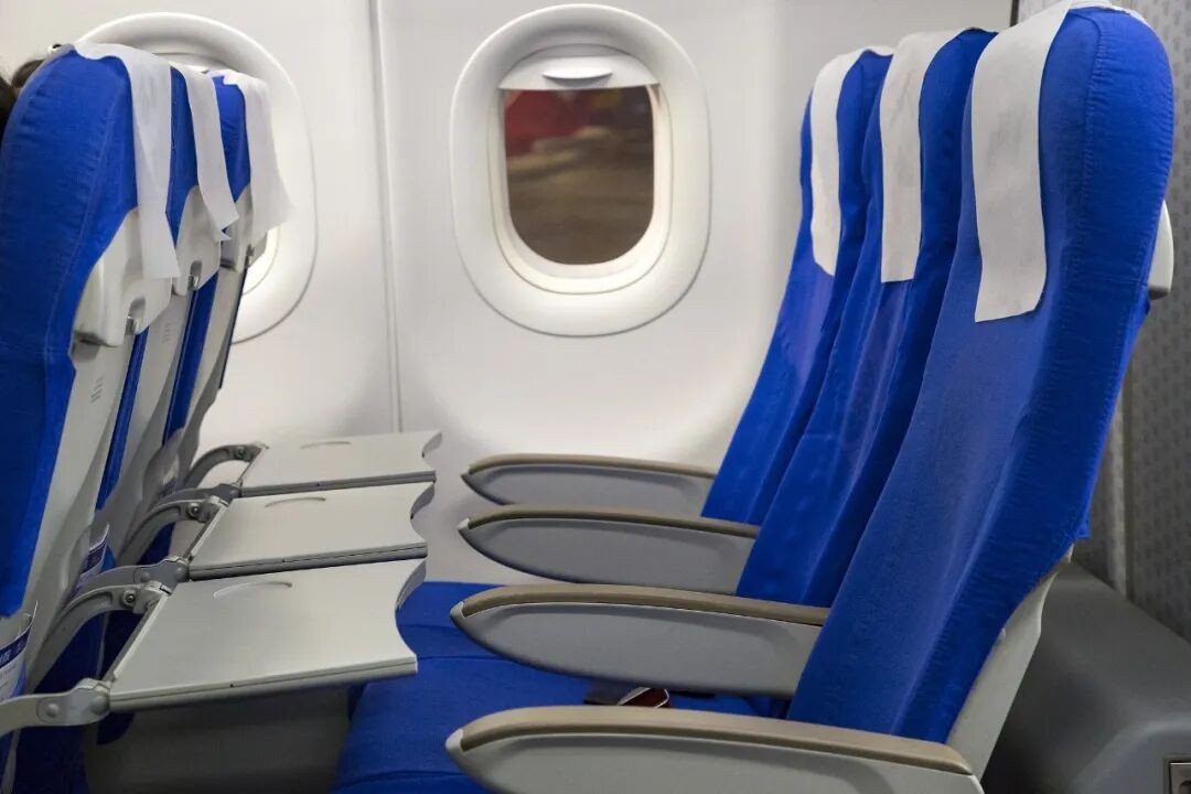 飞机"锁座"引争议 有偿选座被质疑