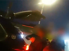 5座小客车载9人 后备箱竟塞进4人