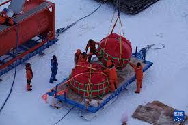 中国第42次南极考察 "雪龙2"号正在中山站卸货