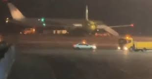 俄罗斯一波音客机因发动机出现问题返航