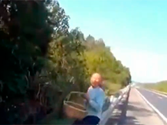 老人上高速采蘑菇 交警忙劝阻