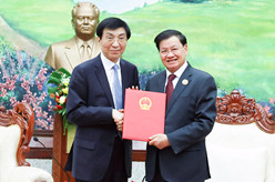 王沪宁对老挝进行正式友好访问并出席老挝建国50周年庆祝活动