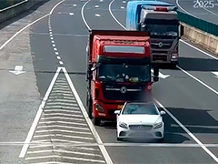 云南曲靖:错过高速出口 轿车停下倒车险象环生