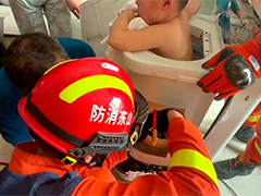 山东滨州3岁男孩被卡洗衣机 消防员破拆营救