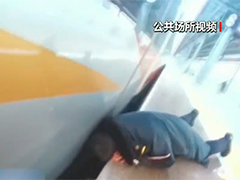 陕西宝鸡:幼童跌落站台 工作人员"缝隙救援"