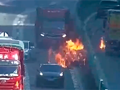 云南大货车高速上自燃 隧管站消防队紧急处置