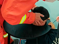 浙江武义男童头卡茶几 消防员锯木解救