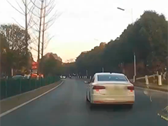 贵阳路怒别车"蛇形走位" 暴躁司机受到处罚