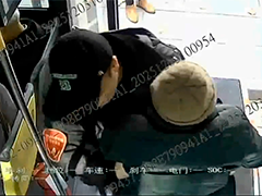 暖心一抱!公交司机用善举传递城市温度