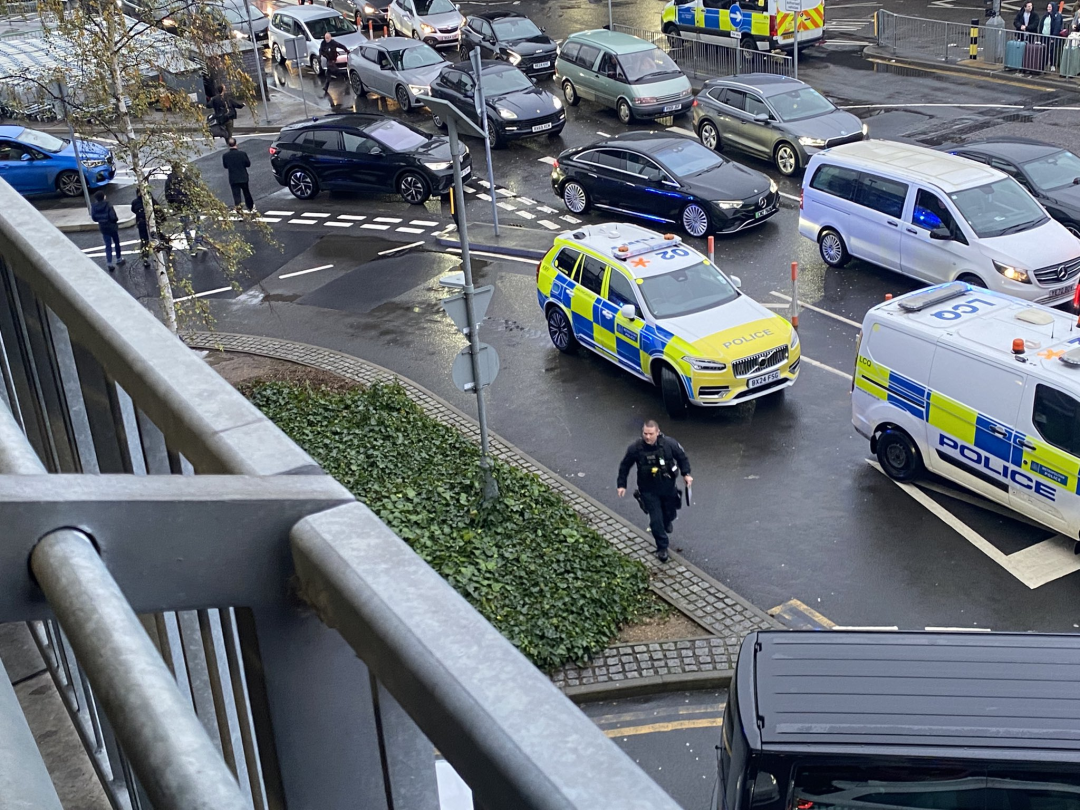 伦敦希思罗机场发生紧急事件 数十人接受治疗