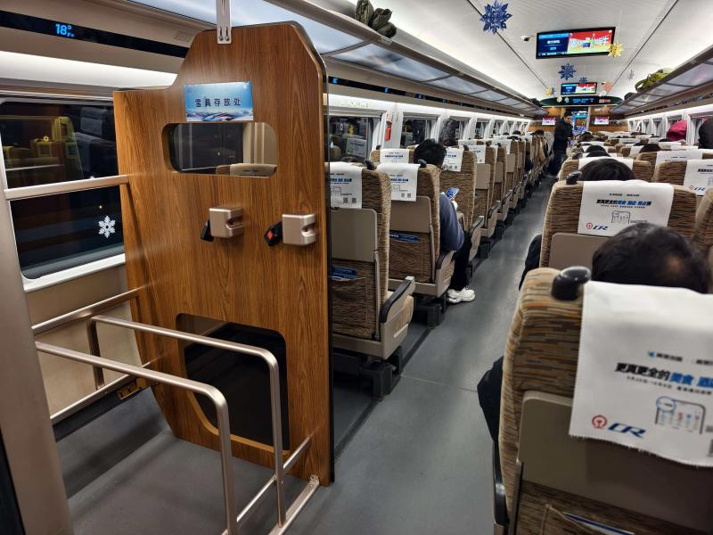 京张高铁列车试点"雪具便利行"服务 旅客可随车携带雪具 需提前预约