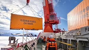 我国第42次南极考察中山站卸货作业全面展开