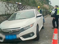 G78汕昆高速广西河池段 男子驾车打瞌睡 车辆冲进排水沟