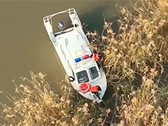 江苏张家港两人被困芦苇荡 消防无人机展开搜救