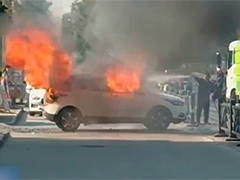 江苏连云港车辆起火 环卫车变“消防车”紧急灭火